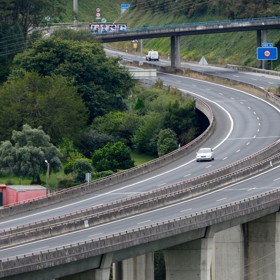 La presencia de ciclistas en la AP-9F a su paso por Fene alerta a la Guardia Civil de Tráfico