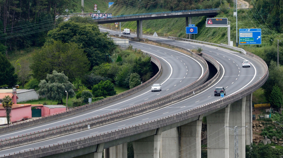 La presencia de ciclistas en la AP-9F a su paso por Fene alerta a la Guardia Civil de Tráfico