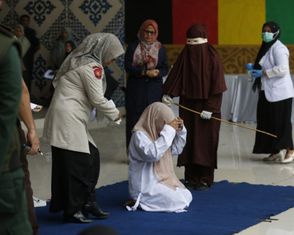 Unamujerrecibioestemiercoles100latigazosenIndonesia