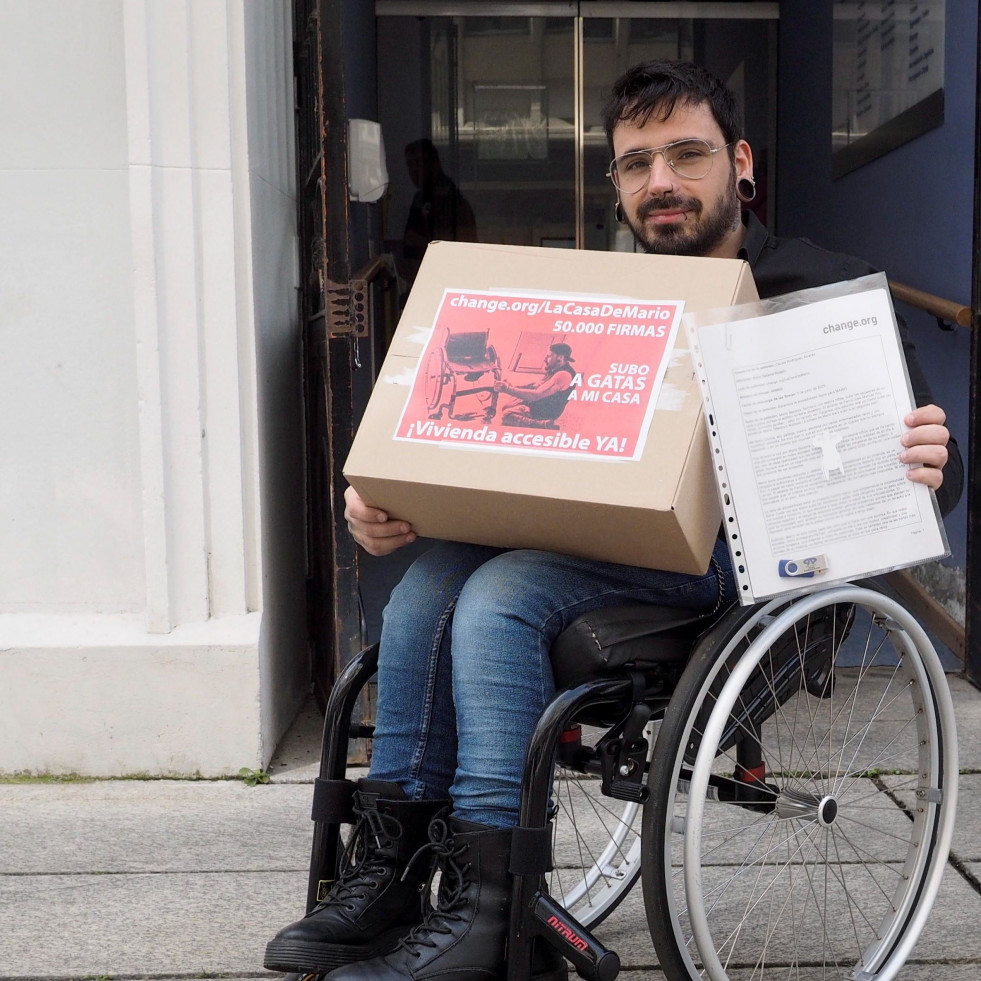 Mario Becerra, un ferrolano con espina bífida, entrega más de 50.000 firmas en el Concello
