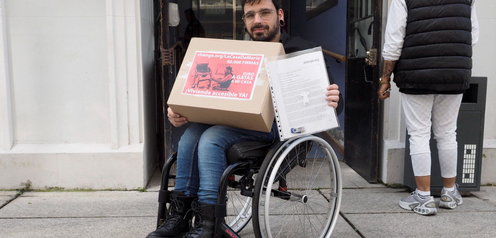 Mario Becerra, un ferrolano con espina bífida, entrega más de 50.000 firmas en el Concello