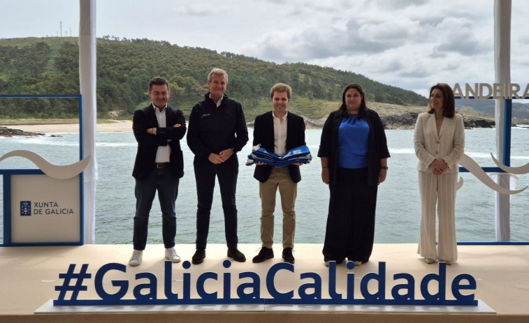 Ferrol recibe las cinco banderas azules para sus playas y emplaza su izado para el próximo día 15