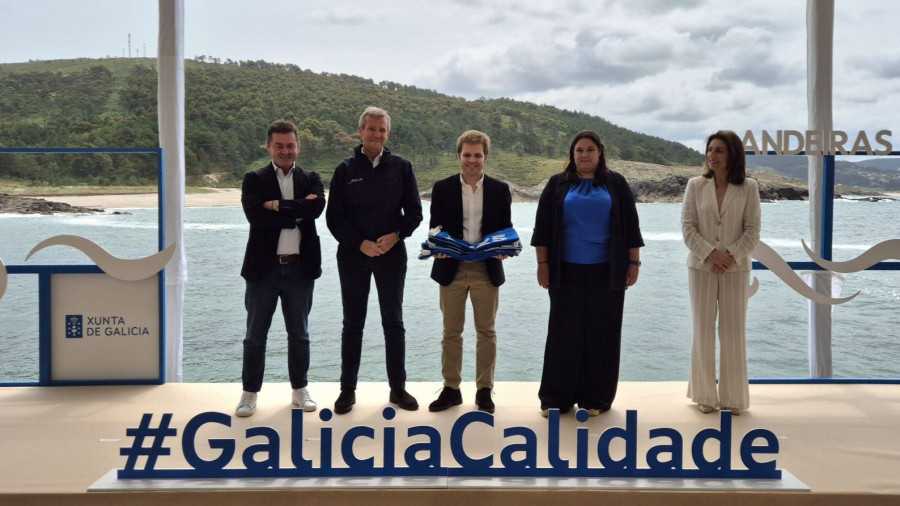 Ferrol recibe las cinco banderas azules para sus playas y emplaza su izado para el próximo día 15