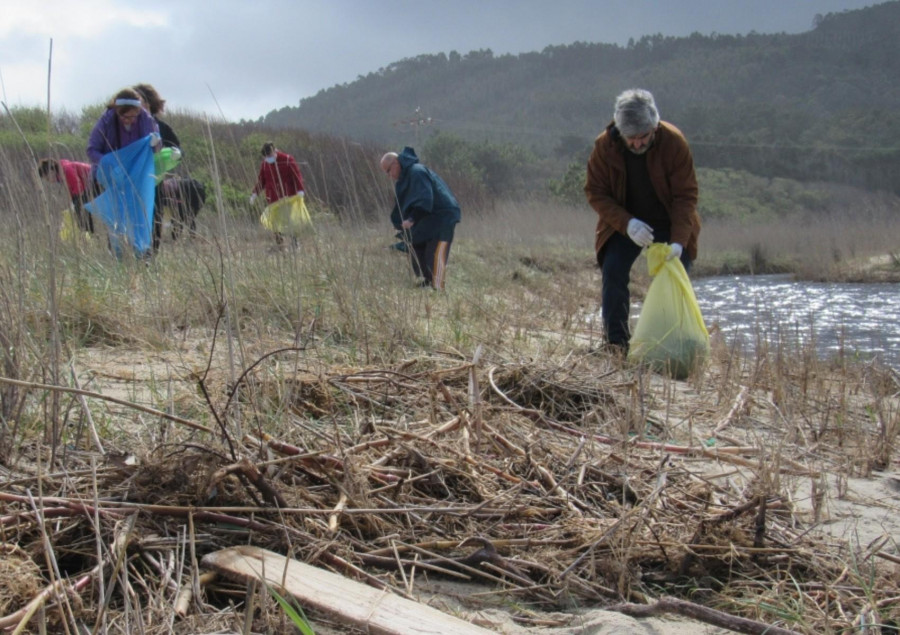 Equiocio Ferrol programa una actividad de limpieza medioambiental