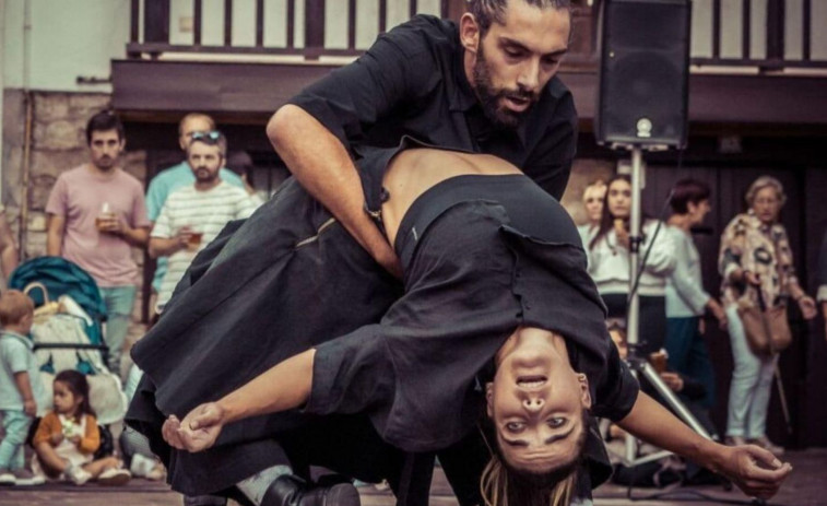 La danza contemporánea toma el paseo marítimo de Xuvia con tres espectáculos