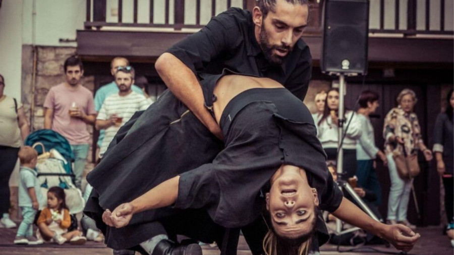 La danza contemporánea toma el paseo marítimo de Xuvia con tres espectáculos