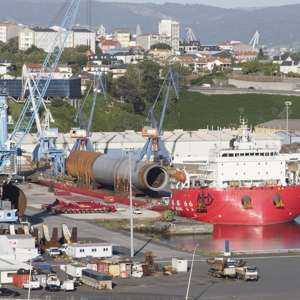 La segunda operación de descarga de monopiles XXL en Ferrol se completa con éxito