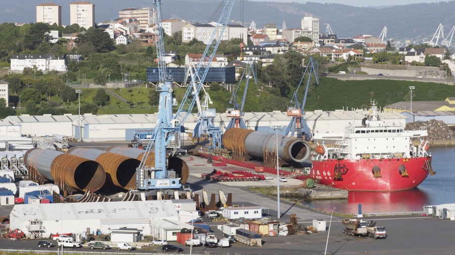 La segunda operación de descarga de monopiles XXL en Ferrol se completa con éxito