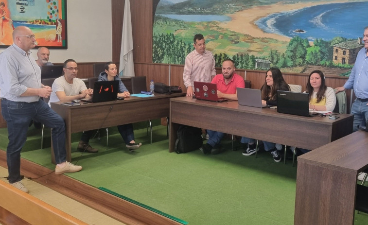 Valdoviño facilita las prácticas no laborales a seis estudiantes de programación informática