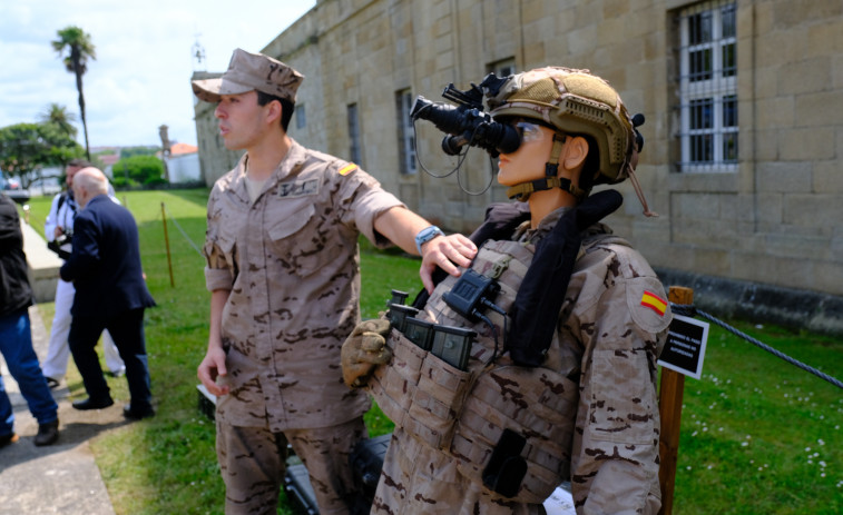 Recorrido por una fragata y acercamiento a las armas, equipos y unidades de la Armada en Ferrol