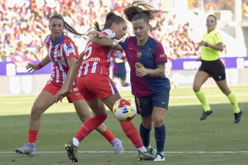 La delantera del FC Barcelona Claudia Pina (d) lucha con Xenia Pérez, del Atlético de Madrid