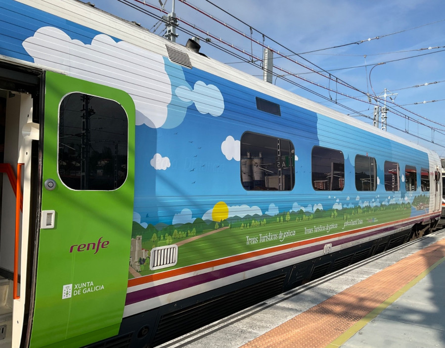 LLegan los trenes turísticos a Ferrol mientras desaparecen las conexiones de los de pasajeros