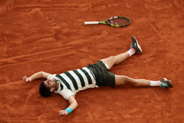 PARIS (France), 08/06/2025.- Carlos Alcaraz of Spain celebrates winning his Men's final match against Jannik Sinner of Italy at the French Open Grand Slam tennis tournament at Roland Garros in Paris,
