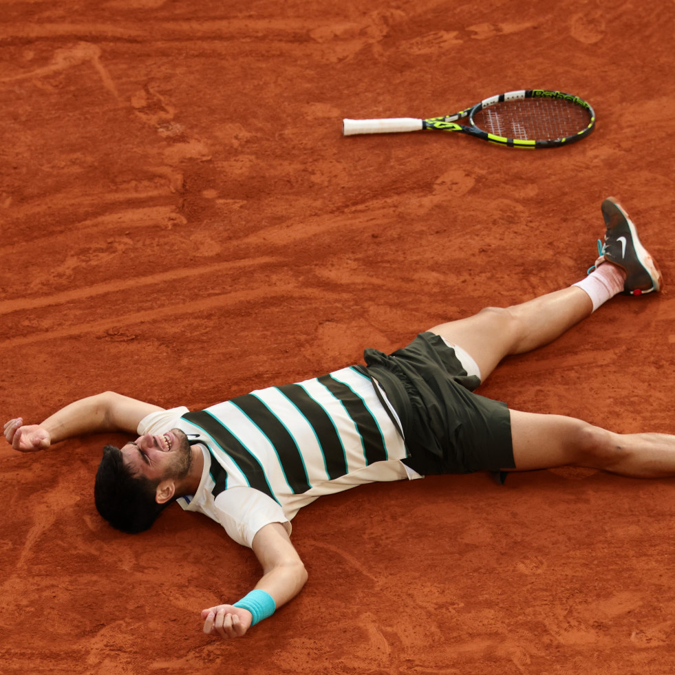 Alcaraz gana a Sinner para mantener su fortín de Roland Garros