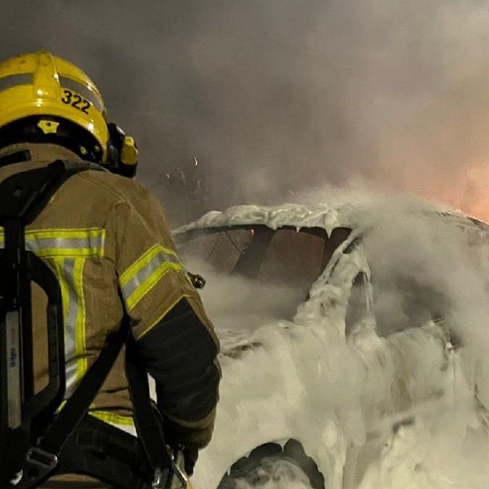 La explosión de un coche en la carretera de San Pedro, en Ferrol, calcina otros dos vehículos