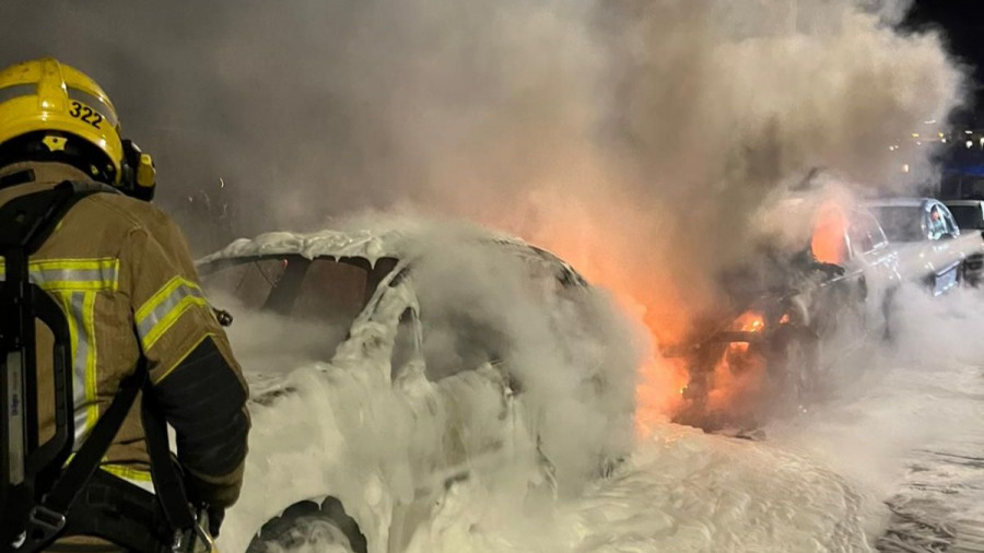 La explosión de un coche en la carretera de San Pedro, en Ferrol, calcina otros dos vehículos