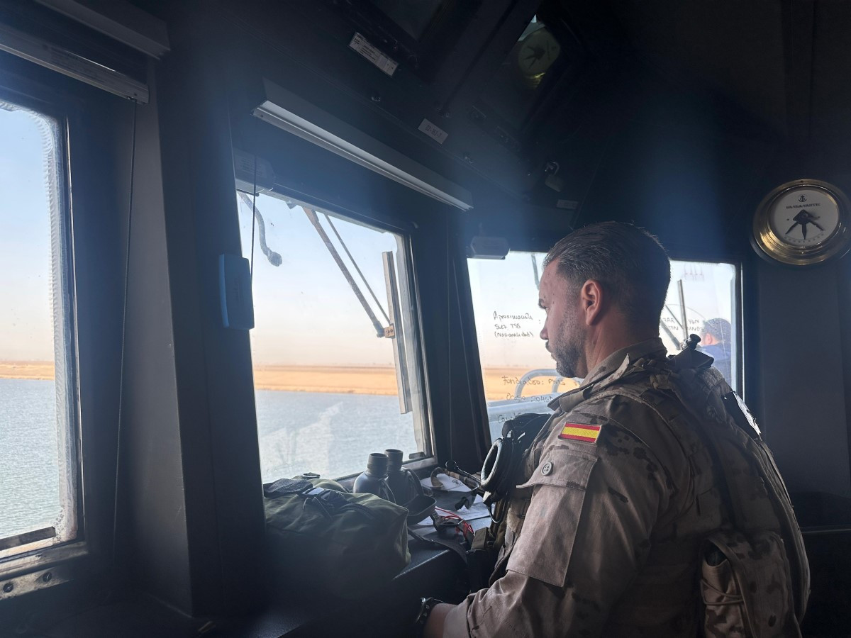 Personal del equipo operativo de seguridad durante el cruce del canal de Suez