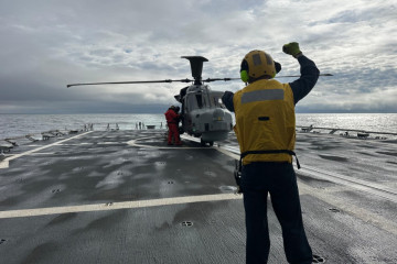 Helicoptero wildcat britanico toma cubierta en la Méndez Núñez
