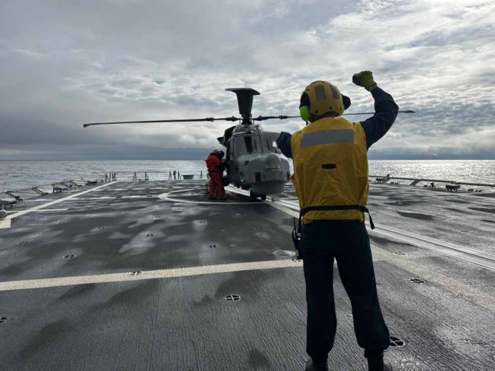 Helicoptero wildcat britanico toma cubierta en la Méndez Núñez
