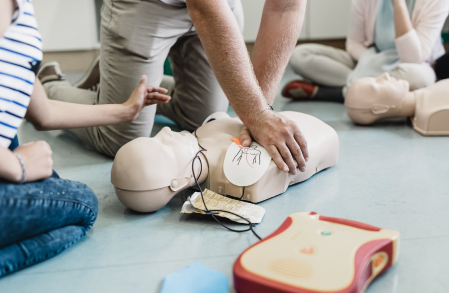 Neda impulsa un curso de primeros auxilios y uso de desfibriladores
