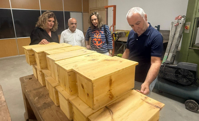Regalan cajas nido para vencejos en Narón, con motivo del Día mundial de esta ave