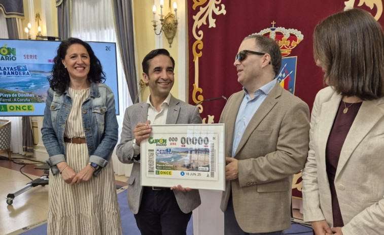 El alcalde y el presidente de la ONCE muestran el cupón de Doniños, a la venta este mes