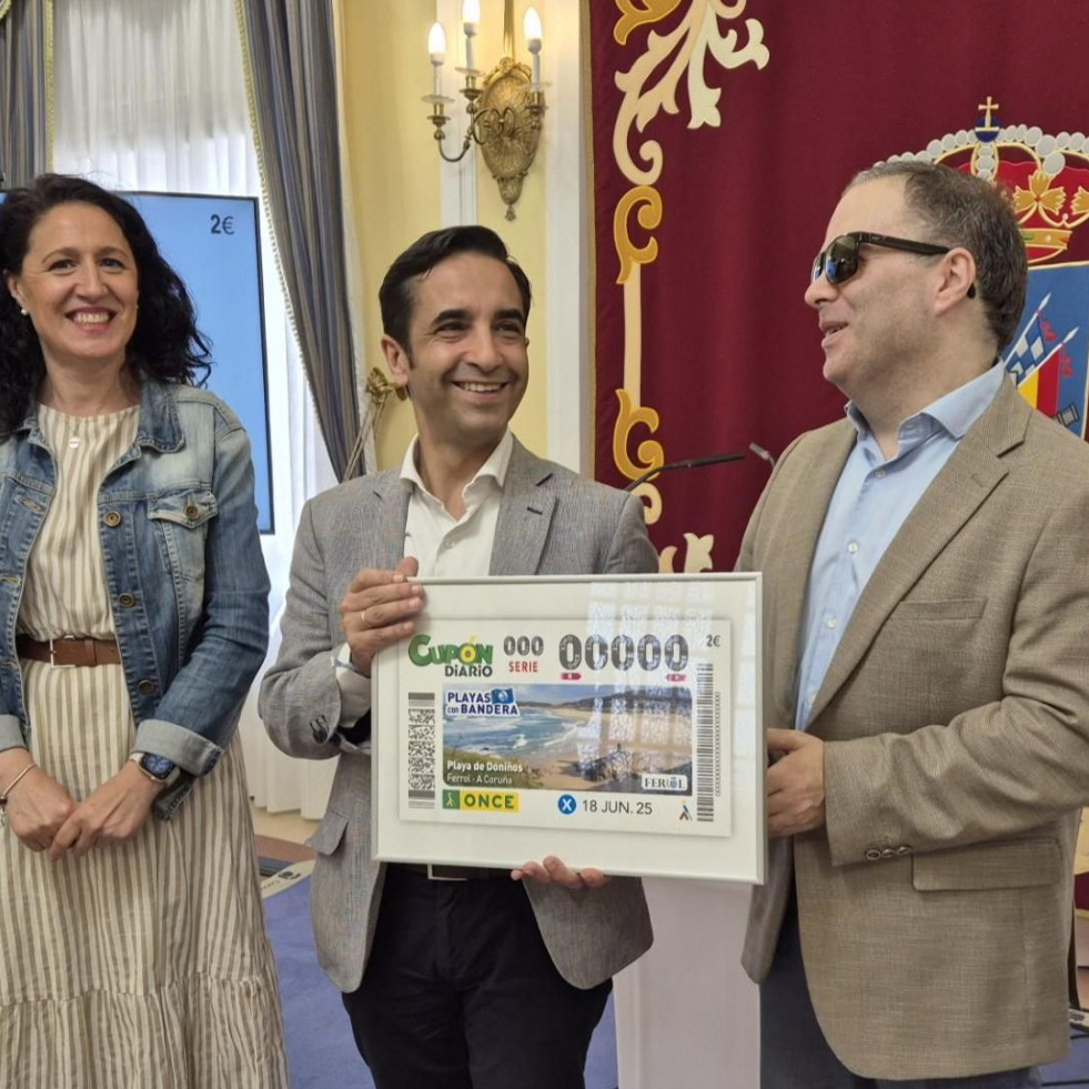 El alcalde y el presidente de la ONCE muestran el cupón de Doniños, a la venta este mes