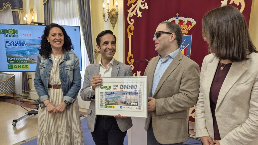 El alcalde y el presidente de la ONCE muestran el cupón de Doniños, a la venta este mes