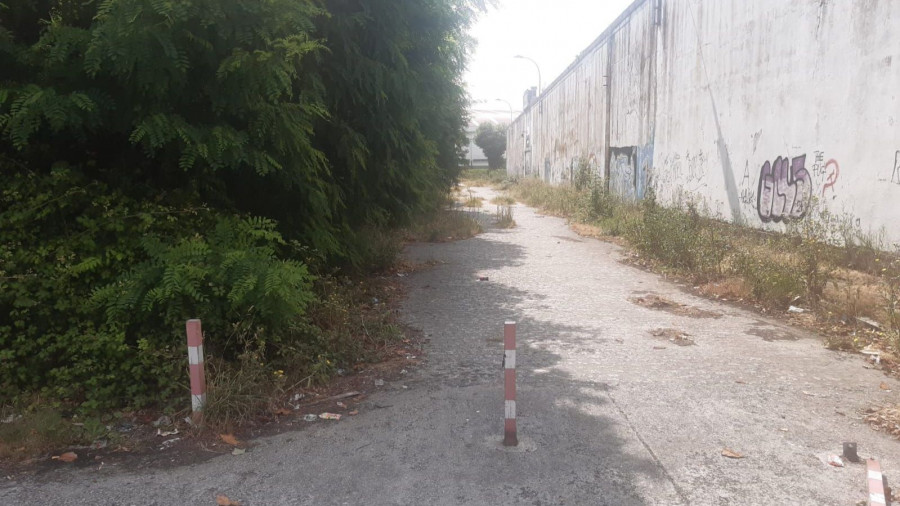 O BNG pide a limpeza da praza entre a porta de Navantia e o polideportivo de Batallóns