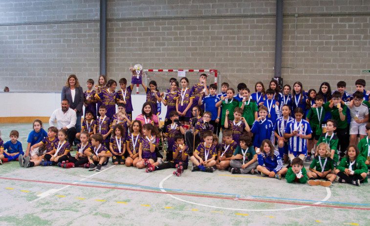 Puesta del largo del Hockey Narón con su primer torneo en O Val