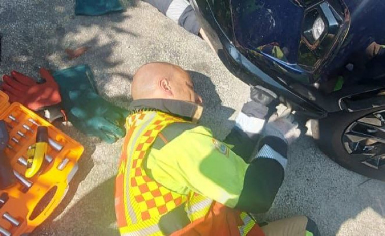 Dos gatos a salvo gracias al trabajo de los bomberos del Speis de Narón