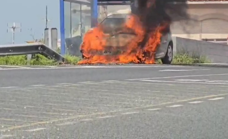VÍDEO | Arde otro coche de forma fortuita en la carretera de Cabanas