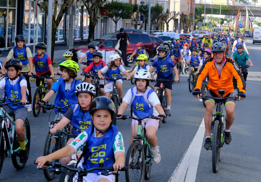 Más de 1.000 escolares de Narón se subieron a la bicicleta para celebrar la XVII Marcha Ciclista
