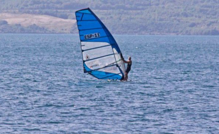 Bautismos de windsurf en la playa de caranza este domingo 15