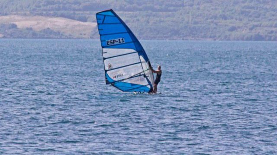 Bautismos de windsurf en la playa de caranza este domingo 15