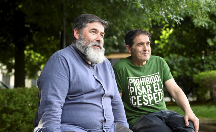 Suso Basterrechea e José Liñeira sentan nunha mesa redonda a falar da historia da arte ferrolá