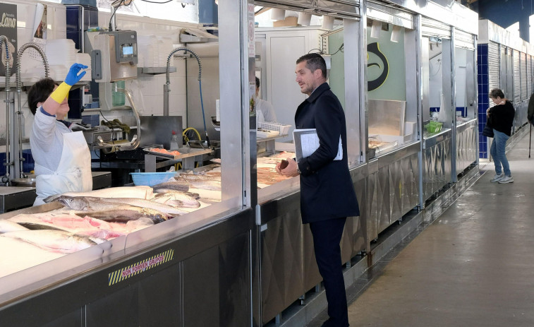 Un cocedero de marisco en la pescadería de Ucha como uno de los ejes del gastromercado de Ferrol