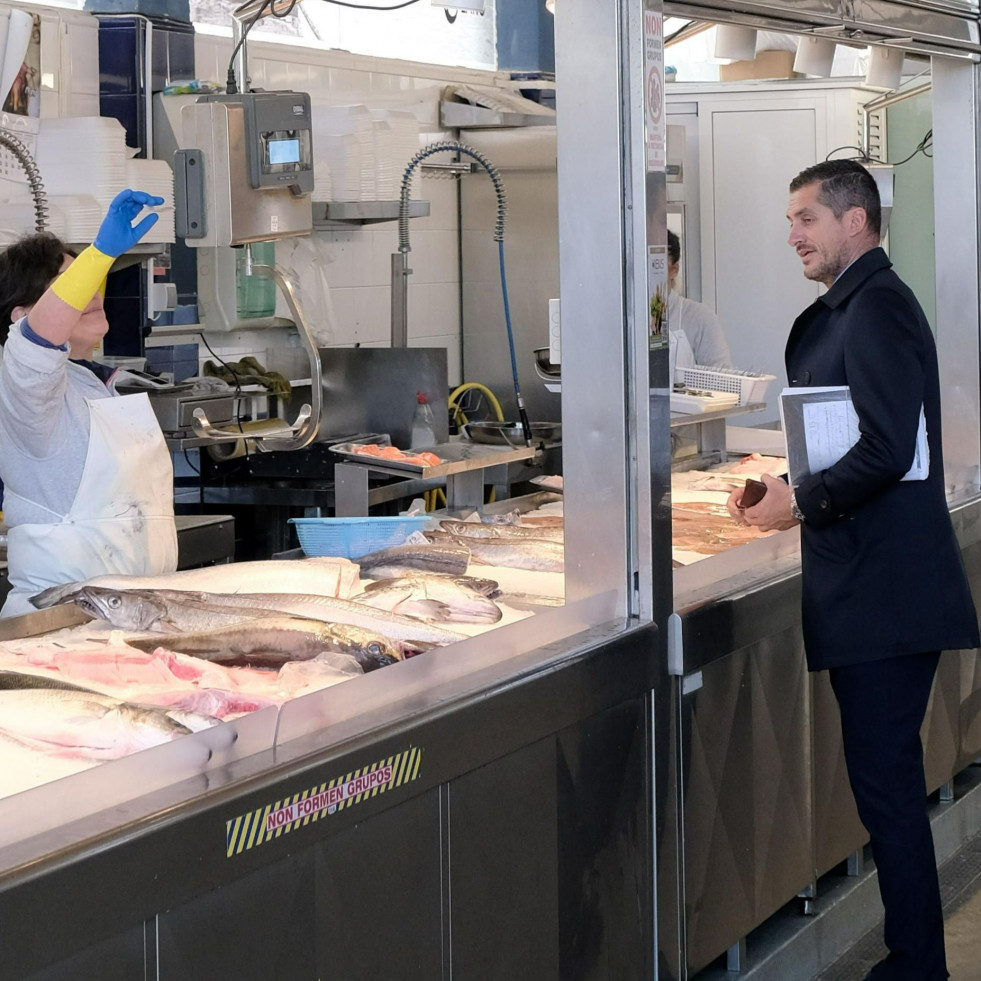 Un cocedero de marisco en la pescadería de Ucha como uno de los ejes del gastromercado de Ferrol