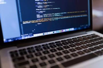 Un programador web en acción creando soluciones digitales que conectan ideas con el mundo