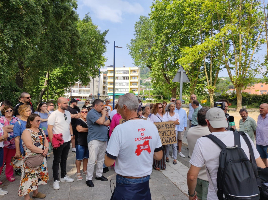 Ecologistas y vecinos se concentran en Cabanas contra la tala de árboles en el paseo
