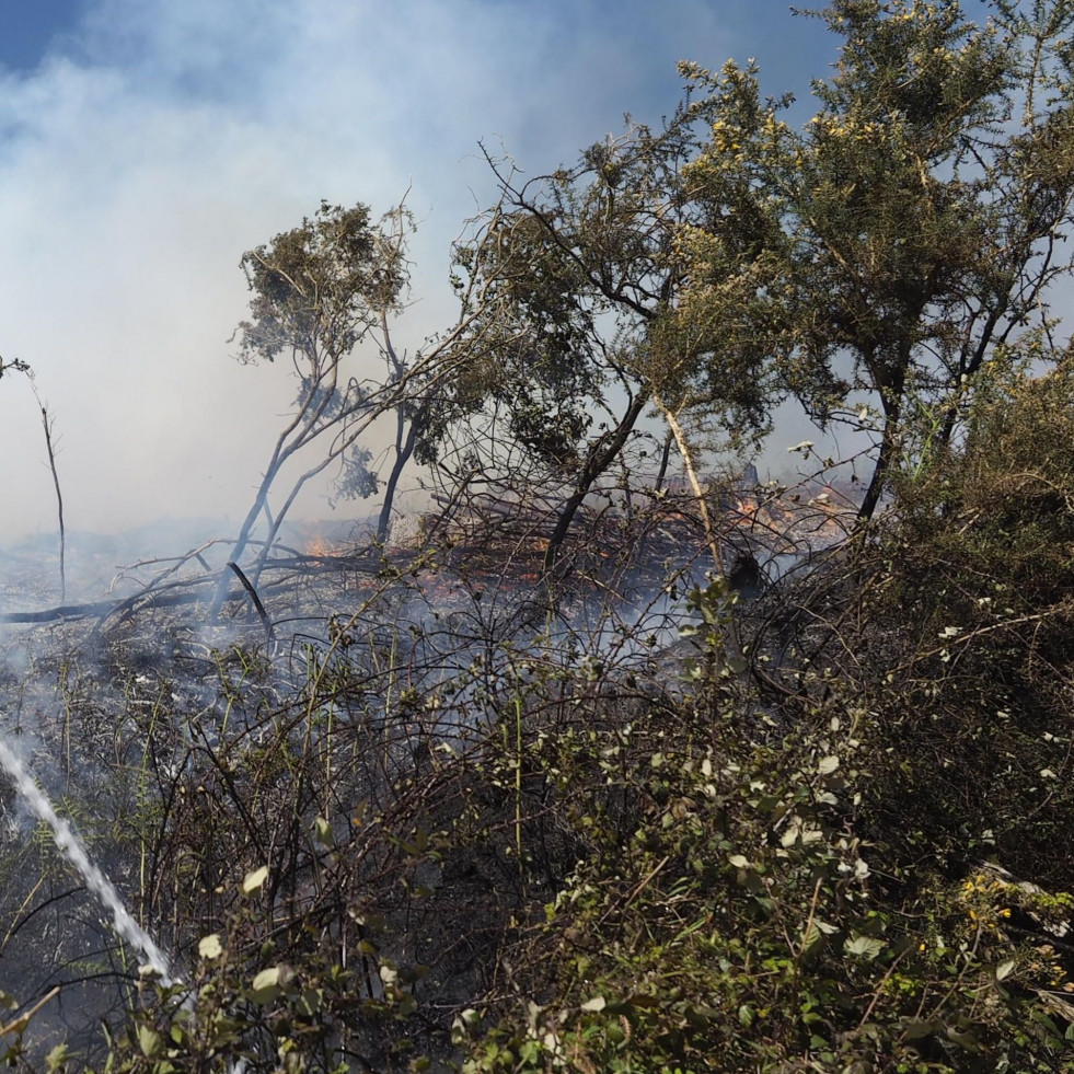 Arde media hectárea de monte raso en un incendio en A Capela