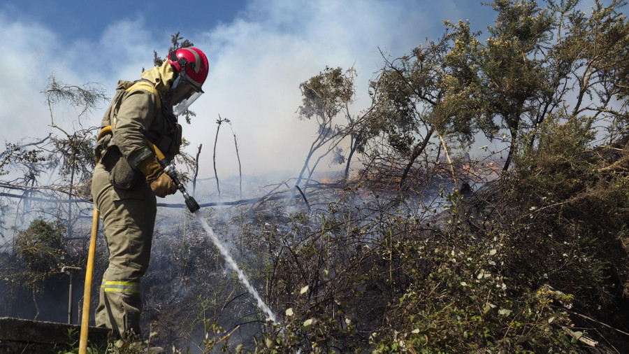 Arde media hectárea de monte raso en un incendio en A Capela