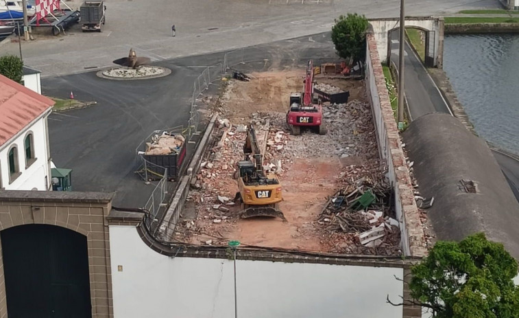 La muralla original del XVIII reaparece con el derribo para ensanchar la puerta del Arsenal de Ferrol
