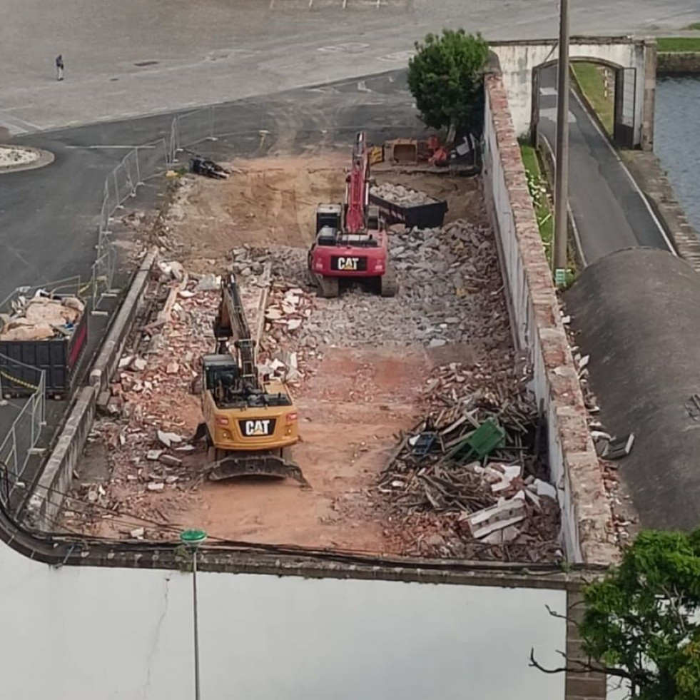 La muralla original del XVIII reaparece con el derribo para ensanchar la puerta del Arsenal de Ferrol