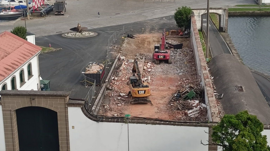 La muralla original del XVIII reaparece con el derribo para ensanchar la puerta del Arsenal de Ferrol