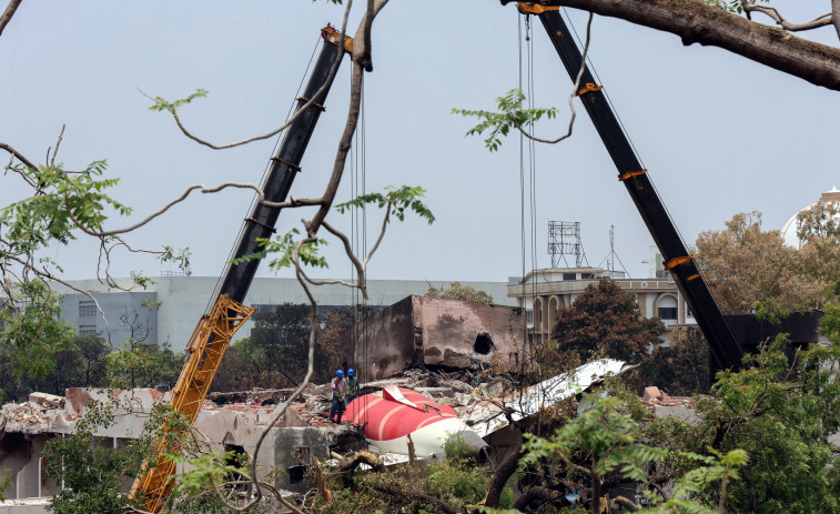 Hallan una caja negra del vuelo de Air India siniestrado en la azotea de un edificio