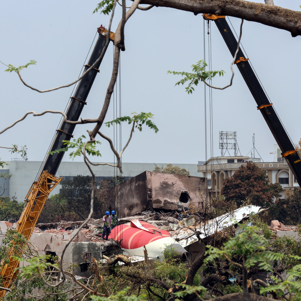 AHMEDABAD (India), 14/06/2025.- Officials inspect the remains of the Air India passenger plane at the crash site near Sardar Vallabhbhai Patel International Airport in Ahmedabad, Gujarat state, wester