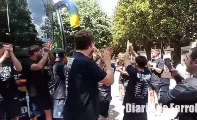 Baño de multitudes de O Parrulo en su regreso a Ferrol