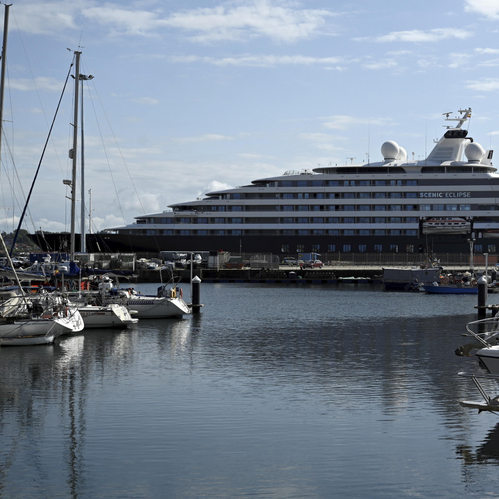 El megayate “Scenic Eclipse”, última visita de un crucero hasta el mes de agosto