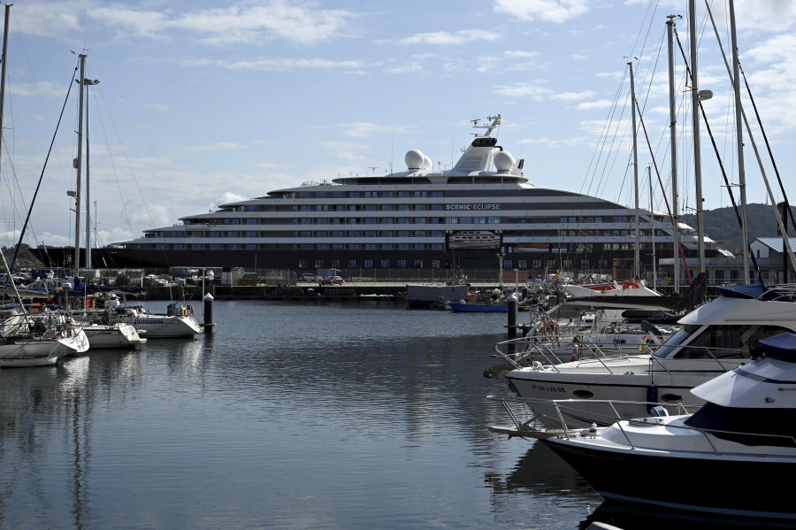 El megayate “Scenic Eclipse”, última visita de un crucero hasta el mes de agosto